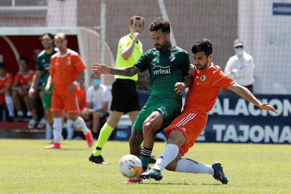 Rubén García y Michel Zabaco, del Burgos, en un lance del partido