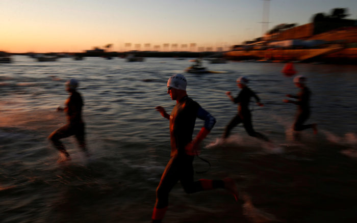 Autoridades olímpicas confían en mantener a los nadadores alejados de las aguas residuales en Tokio