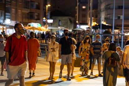 Varias personas pasean en Sansenxo el 16 de julio.