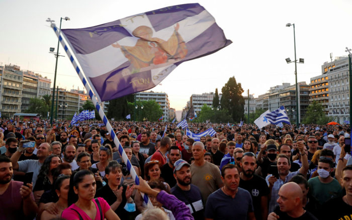 Policía griega se enfrenta a manifestantes en protestas contra vacunación obligatoria