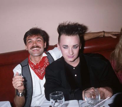 Randy Jones (izquierda), el vaquero de los Village People (que en la actualidad ya no forma parte de la banda), con Boy George durante una fiesta organizada por Linda Evans en Nueva York en 1985.