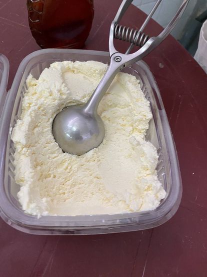 Moldeado del queso con cuchara de helado. J.C. CAPEL