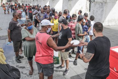 Voluntarios del proyecto "Covid Sem Fome" distribuyen comida en Río de Janeiro. 