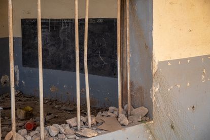 En la pizarra de una de las aulas destruidas queda escrita aún la fecha de la última clase, el 1 de marzo de 2018.