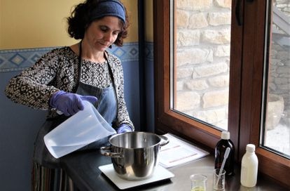 Raquel Cortino prepara jabón artesano en su taller en Monleras (Salamanca).