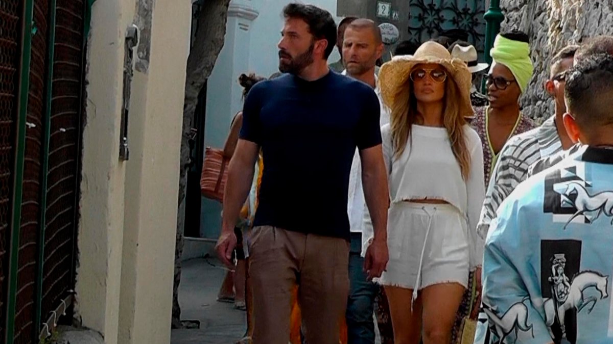 J. Lo y Ben Affleck causan revuelo mientras pasean de la mano por la isla italiana de Capri