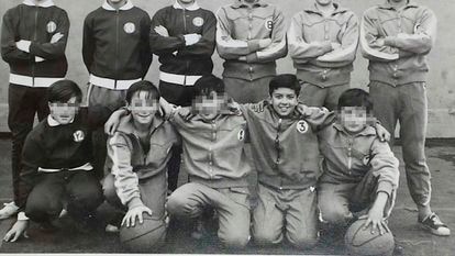 El actor Adolfo Fernández junto con sus compañeros del equipo que entrenaba el hermano marista Esteban Villalba en Bilbao en los años setenta.