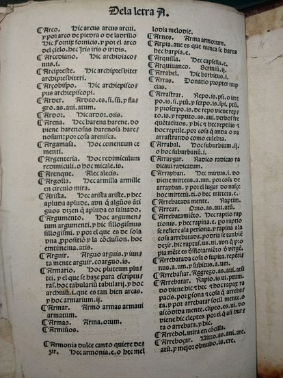 Uno de los folios del diccionario de Alfonso de Palencia, con las primeras entradas de la letra 'a', conservado en la Firestone Library de la universidad de Princeton.