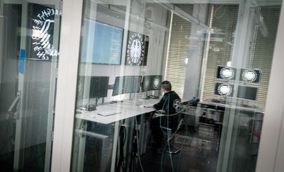 Un 'hacker' en una sala del Servicio Federal de Inteligencia de Alemania (BND) en Berlín, el pasado 25 de febrero.