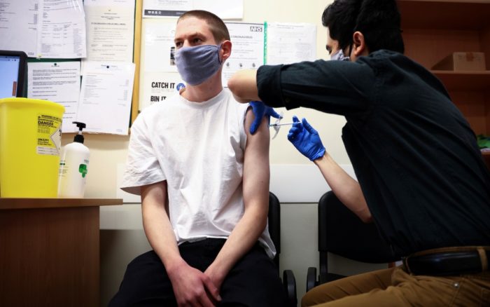 90% de los efectos adversos por vacunas antiCovid en adolescentes no son graves: Estudio