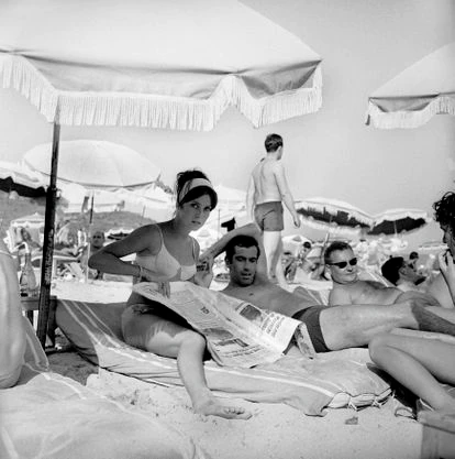 El director Roger Vadim y Catherine Deneuve, en 1962 en la localidad francesa.
