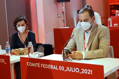 José Luis Ábalos, junto a Carmen Calvo, en el último comité federal del PSOE.