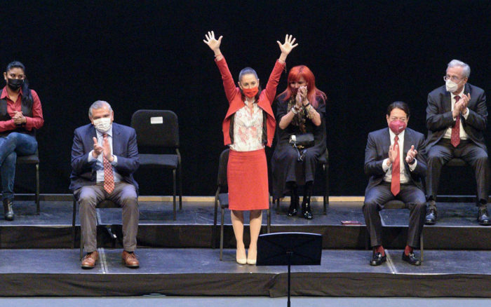 Abucheos a Delgado y gritos de ‘¡presidenta!’ para Sheinbaum en celebración de Morena en el Auditorio Nacional