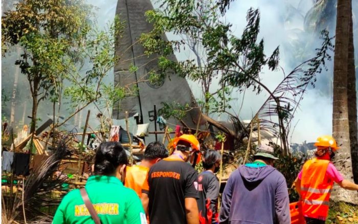 Al menos 45 muertos y 49 heridos al estrellarse un avión militar en Filipinas