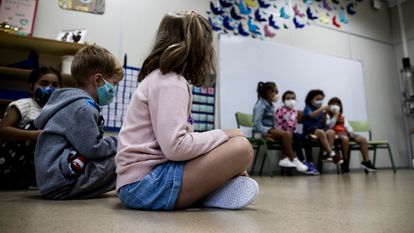 Varios niños con mascarilla en una clase de educación infantil de un colegio de Santiago de Compostela.