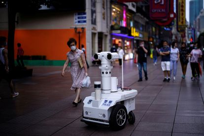 Un robot policía patrulla una calle comercial de Shanghái en junio de 2020.