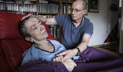 Ángel Hernández, con su mujer, María José Carrasco, en su casa de Madrid en octubre de 2018.
