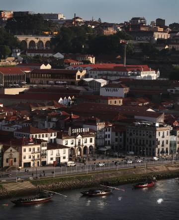 Vista del centro histórico de Vila Nova de Gaia desde el puente de Don Luis I, en Oporto.