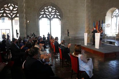 El presidente de la Generalitat valenciana, Ximo Puig, y la presidenta balear, Francina Armengol, aplauden tras finalizar la cumbre en la Llotja de Palma de Mallorca.