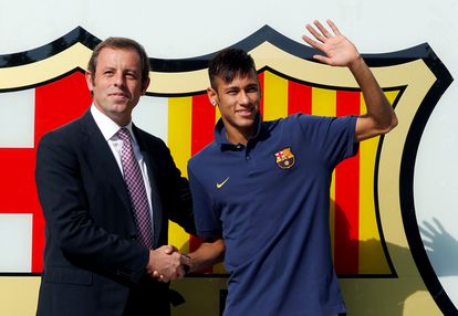 Rosell y Neymar, en 2013, cuando se presentó al jugador brasileño en sociedad.