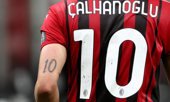 Calhanoglui lucirá el '20' en el Inter tras llevar el '10' en el Milan