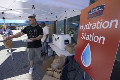 Reparto de agua y comida en un centro de hidratación en la ciudad estadounidense de Seattle.
