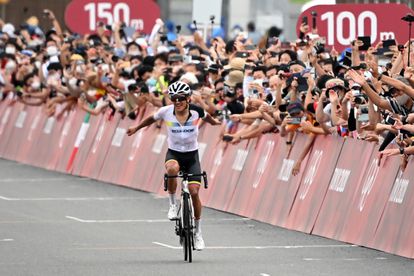 Richard Carapaz celebra después de ganar la carrera de ciclismo masculino de los Juegos Olímpicos de Tokio.