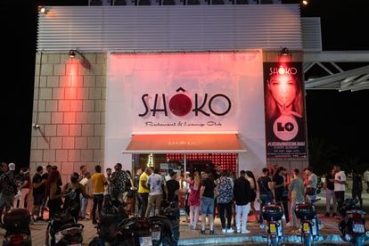 Varios jóvenes hacen cola para entrar a la discoteca Shoko, el 27 de junio en Barcelona.