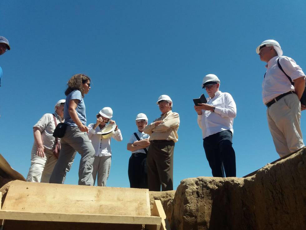 Membres del grup de la Fundació Palarq, entre ells Antonio Gallardo, amb els braços creuats, reben informació de l'arqueòloga Esther Rodríguez abans de baixar al jaciment del Turuñuelo.