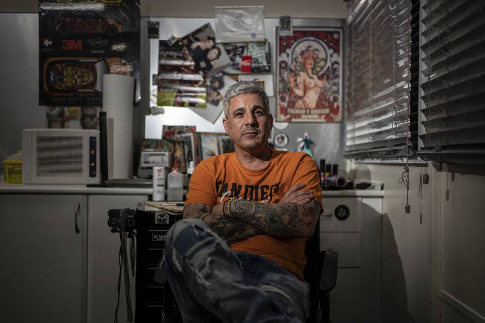 El tatuador Leo Millares en su estudio de Móstoles (Madrid).