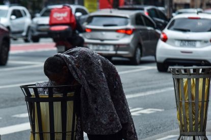 Un indigente busca comida en una papelera de la Avenida Paulista de São Paulo el 29 de junio.