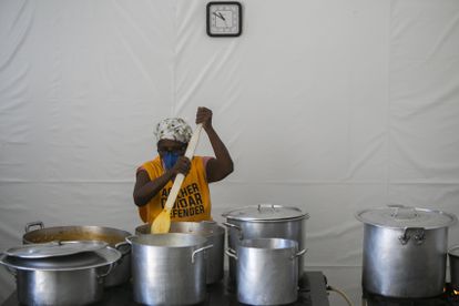 Un voluntario prepara comida para en el Santuario y Convento de Santo Antonio en Río de Janeiro, Brasil. El Servicio de Solidaridad Franciscana comenzó a ofrecer ayuda alimentaria en julio de 2020 en medio de la pandemia de COVID-19