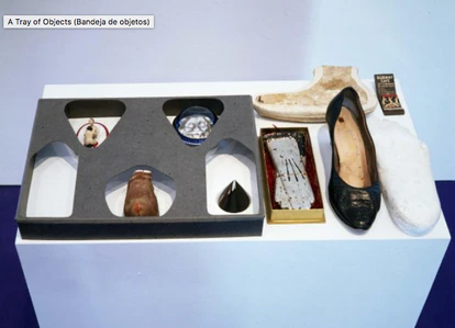 'Bandeja de objetos' de Dalí, 1936. Una plantilla de cartón, un zapato de mujer, un vaciado en yeso de un pie, unos guantes de chocolate envueltos en papel de plata, una figurilla erótica explícita, una caja de cerillas y otros elementos.