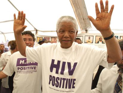 Nelson Mandela, durante una visita a Khayelitsa en 2002 en la que decidió vestirse con la camiseta que le habían entregado los miembros de MSF y la Campaña de Acceso a Medicamentos (TAC).