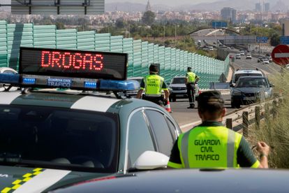 Agentes de la Guardia Civil, durante un control de alcoholemia y drogas en la autovía A-30 que une Cartagena con Murcia, el pasado 2 de julio.