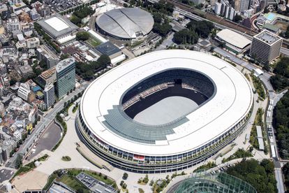 Esta vista aérea que muestra el Estadio Olímpico, la sede principal de los Juegos Olímpicos de Tokio 2020, en Tokio.