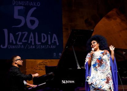 Los cubanos Gonzalo Rubalcaba y Aymee Nuviola, durante su actuación el jueves en la segunda jornada del Festival de Jazz de San Sebastián. 