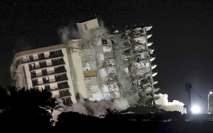 Demolidos con explosión controlada los restos del edificio colapsado en Miami | Videos