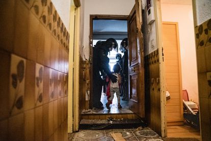 Los agentes desalojan a una niña durante un desahucio en Vallecas (Madrid).