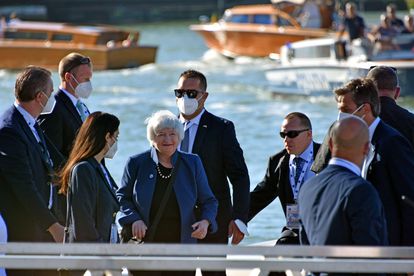 Janet Yellen (en el centro), secretaria del Tesoro de Estados Unidos, a su llegada al encuentro del G-20 en Venecia, este viernes.