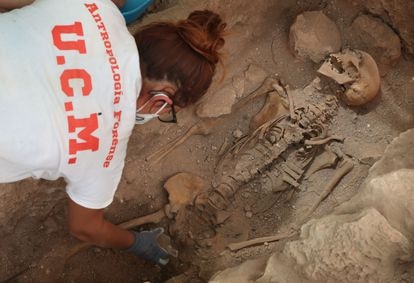 Trabajos de exhumacion, el pasado mayo, en una fosa común en Almagro (Ciudad Real). 