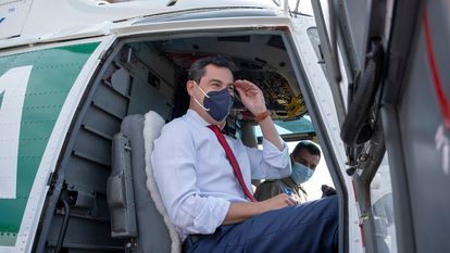 El presidente de la Junta de Andalucía, Juan Manuel Moreno, a bordo de un helicóptero, el 5 de mayo.