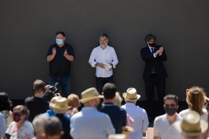 Desde la izquierda, Oriol Junqueras, Jordi Cuixart y Carles Puigdemont, durante el acto de celebración de los 60 años de Òmnium Cultural el pasado 16 de julio, en Elna (Francia).