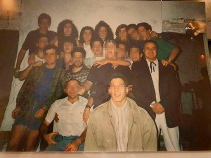 Guillermo García, alias 'Willy', el profesor acusado de abusos en los maristas de Granada, a la derecha, con chaqueta, camisa blanca y un lazo negro en el cuello. La imagen es de un campamento de Ademar en Tocón de Quéntar, en 1988.  