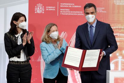 El presidente del Gobierno, Pedro Sánchez (d), junto a la ministra de Justicia, Pilar Llop (i), y la vicepresidenta primera y ministra de Asuntos Económicos, Nadia Calviño (c).