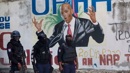 Varios policías junto a un mural del presidente haitiano Jovenel Moïse cerca de su residencia.