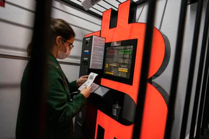 Una mujer usa un cajero de bitcoins en Barcelona en febrero de 2021.
