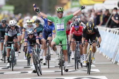 Cavendish levanta los brazos tras ganar en Valence.