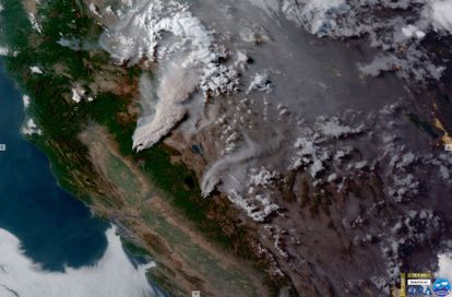 Una imagen satelital muestra el humo provocado por los incendios Dixie y Tamarack al norte de California.