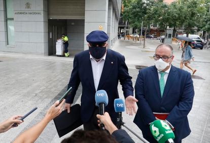 El comisario José Manuel Villarejo, acompañado por su abogado, atiende a los medios de comunicación este martes tras abandonar la Audiencia Nacional.